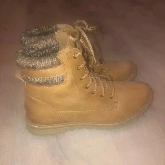 Cliffs by white mountain - Picture 5 of 6